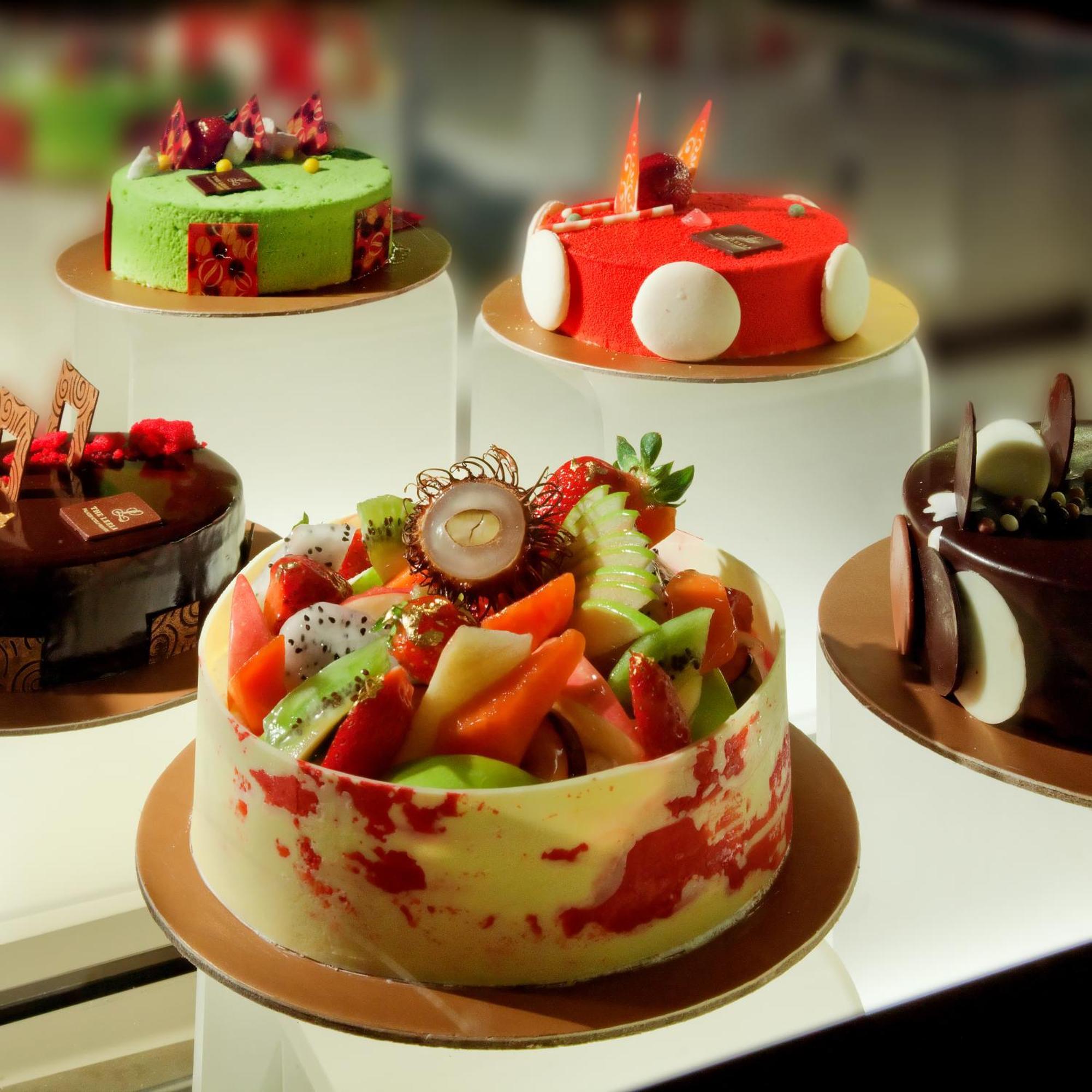The Leela Palace Chennai Exteriör bild Fruit cake